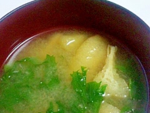 青臭くない★わさび菜と油揚げの味噌汁